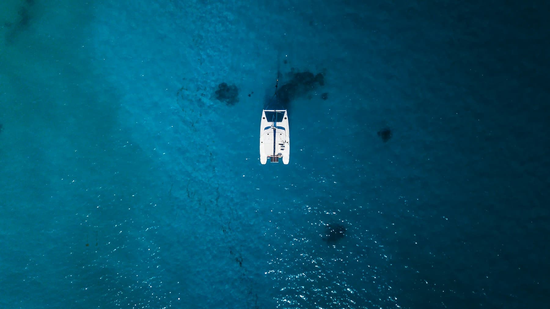Catamaran au mouillage, vu du ciel
