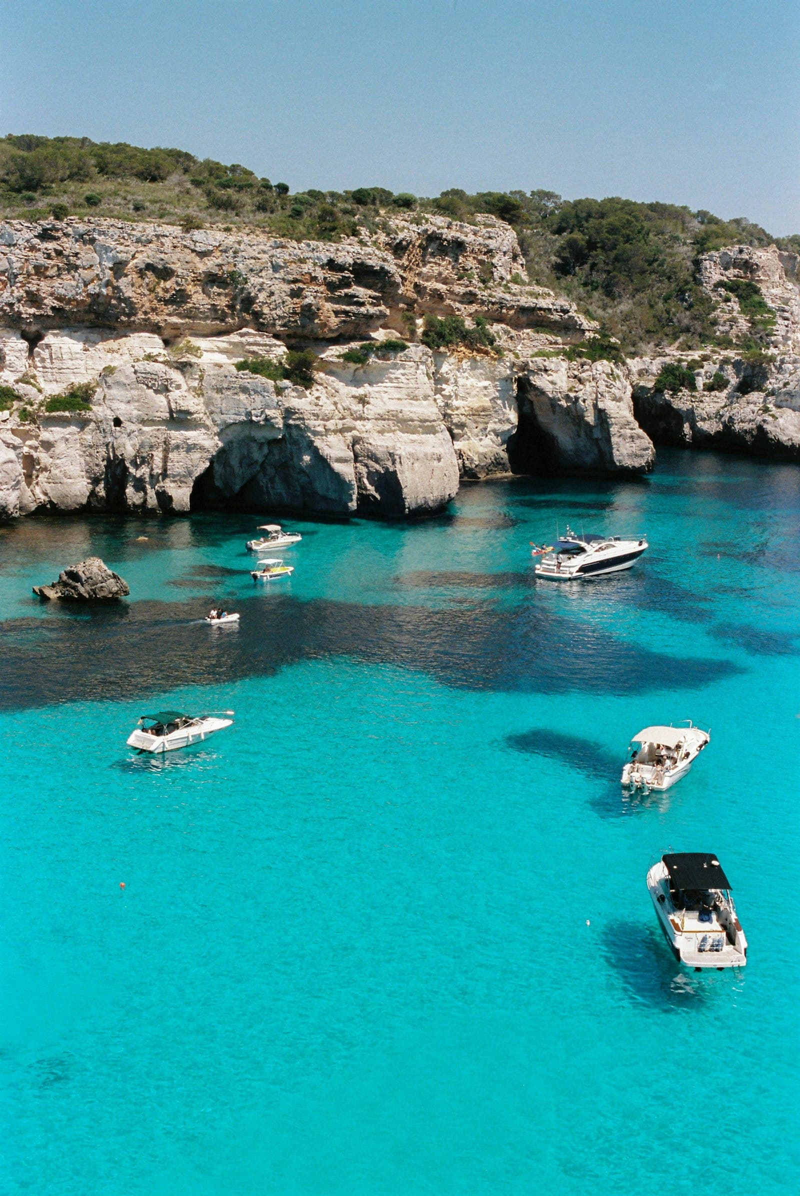 Day-boats dans une crique méditerranéenne