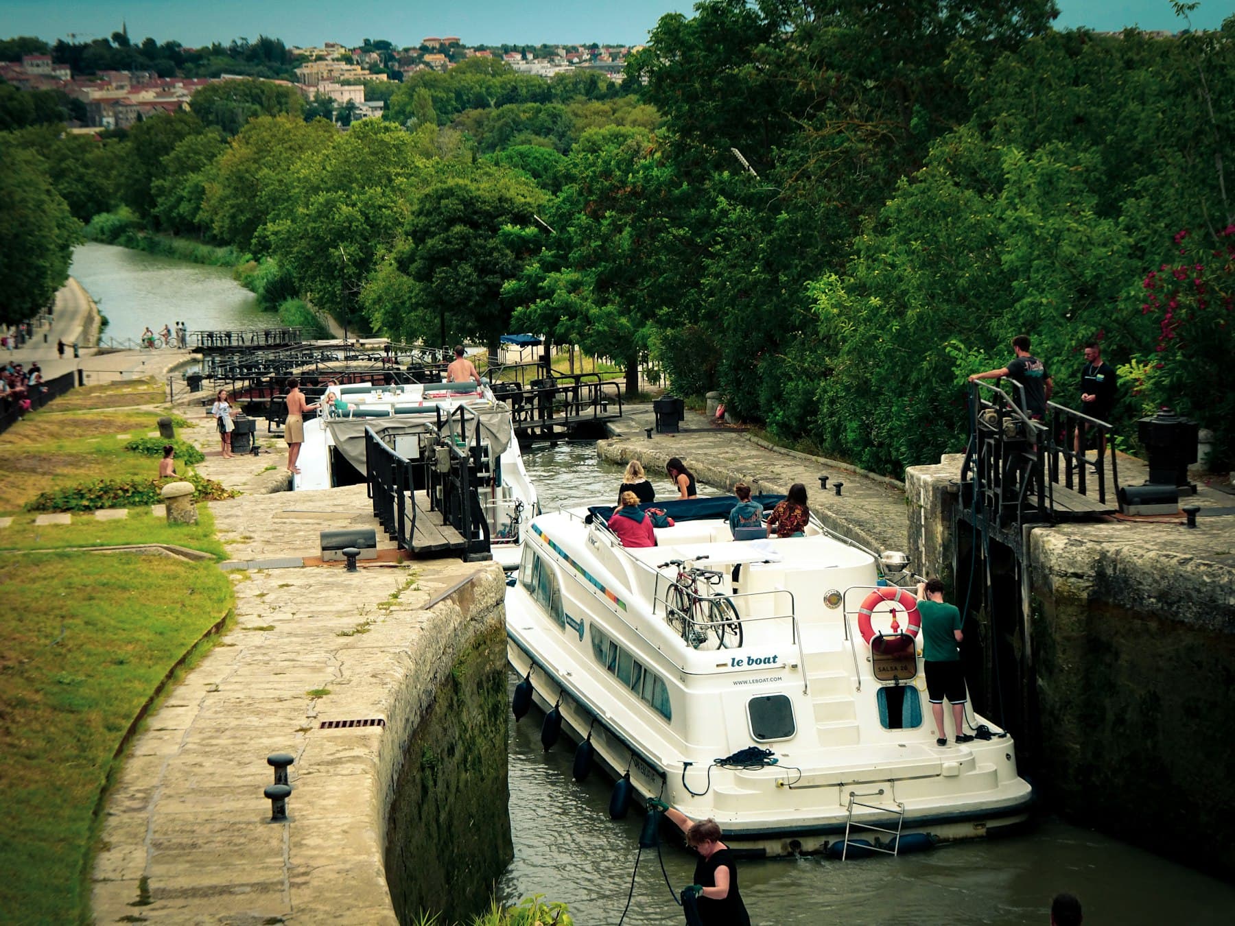 Vedette fluviale au passage d'une écluse