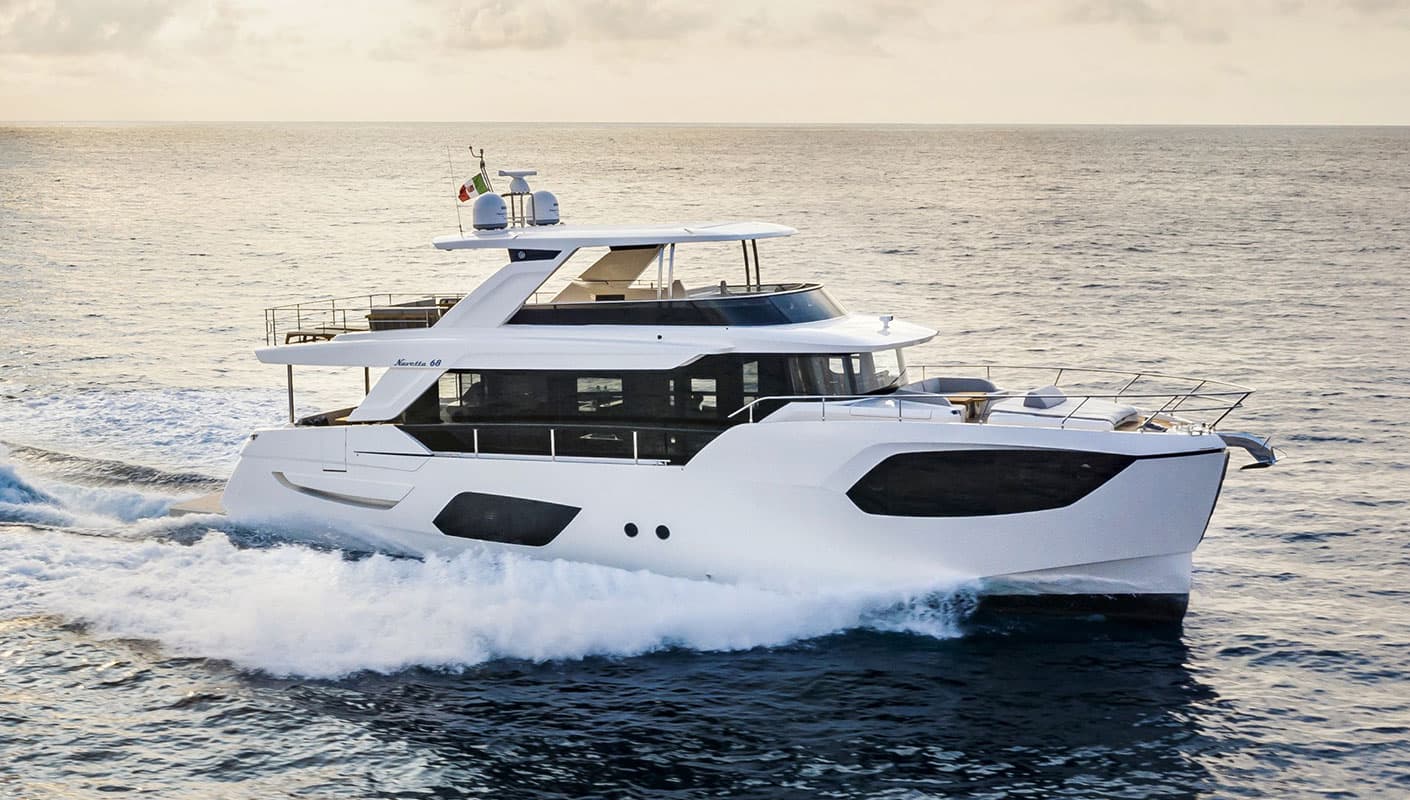 Absolute Navetta 68 en navigation, vue de profil