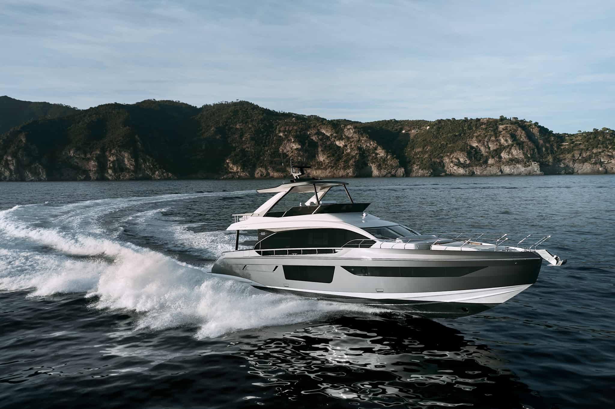 Azimut Fly 68 en navigation le long de la côte ligure