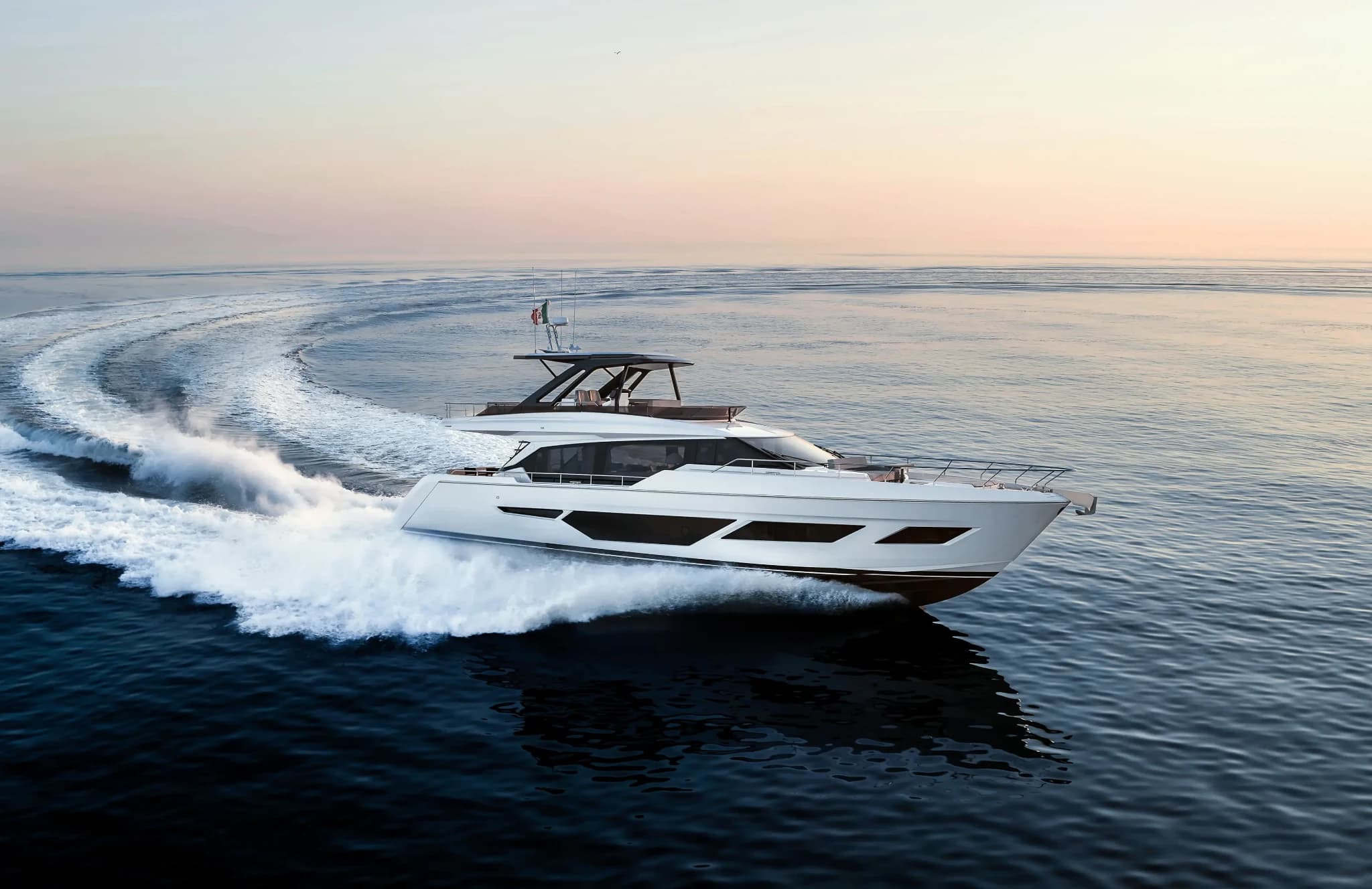 Ferretti Yachts 720 en navigation, vue trois-quarts avant