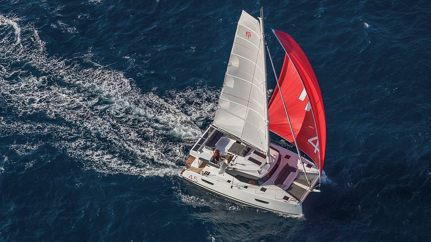 Fountaine Pajot Elba 45 en navigation sous gennaker, vue aérienne