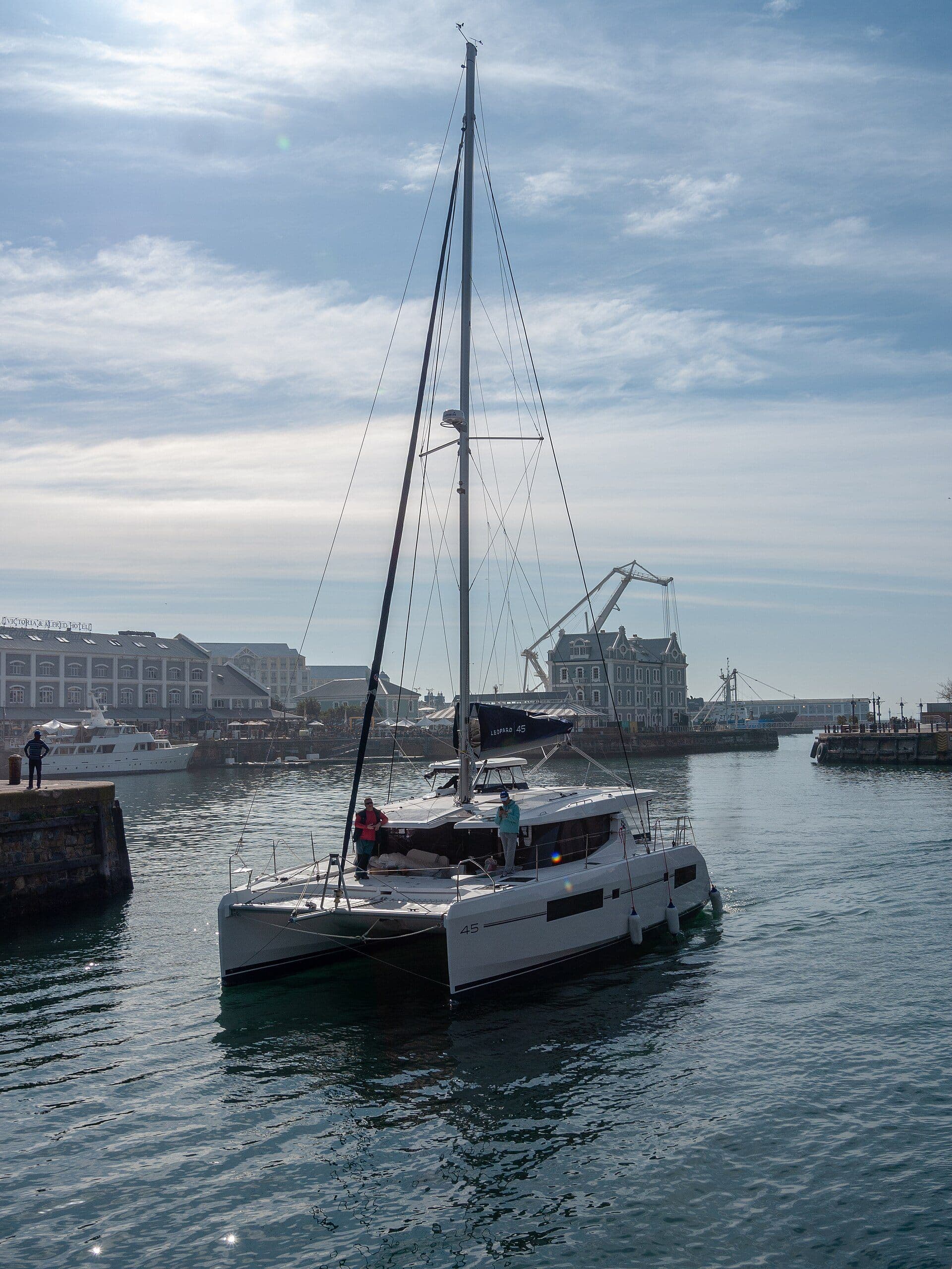Catamaran Leopard 45 en manœuvre dans le port du Cap