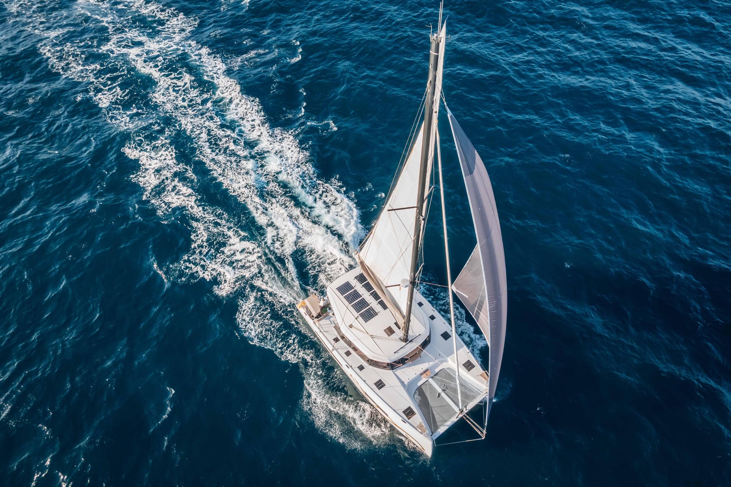 Nautitech 44 Open en navigation, vue aérienne