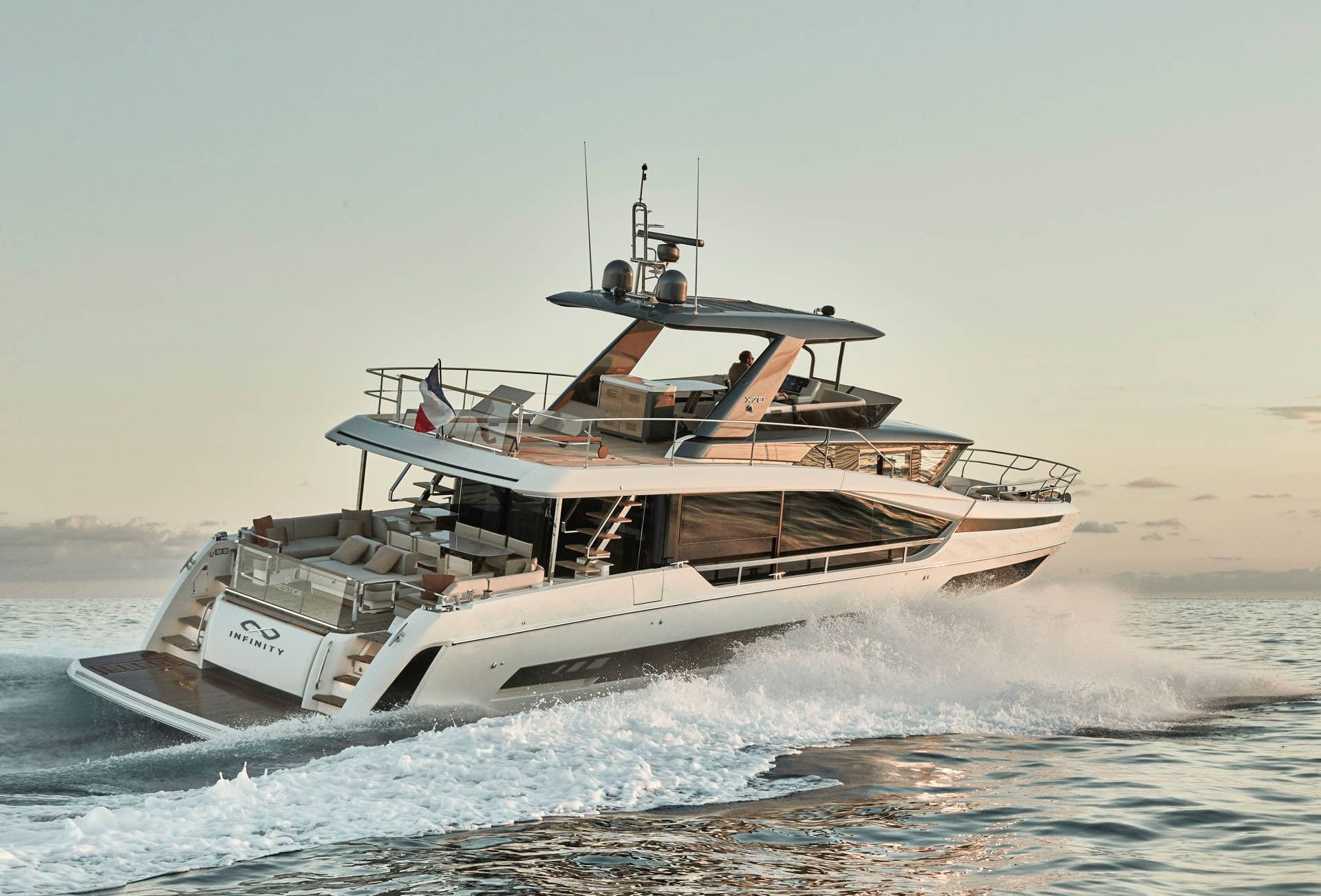 Prestige X70 en navigation, vue trois-quarts arrière