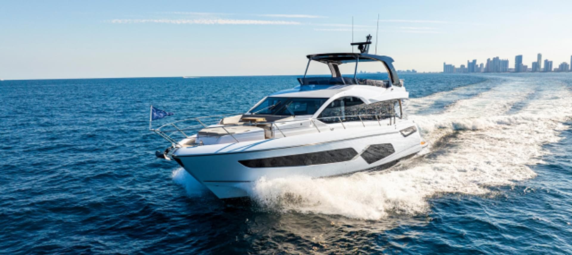 Sunseeker Manhattan 68 en navigation devant la skyline de Miami
