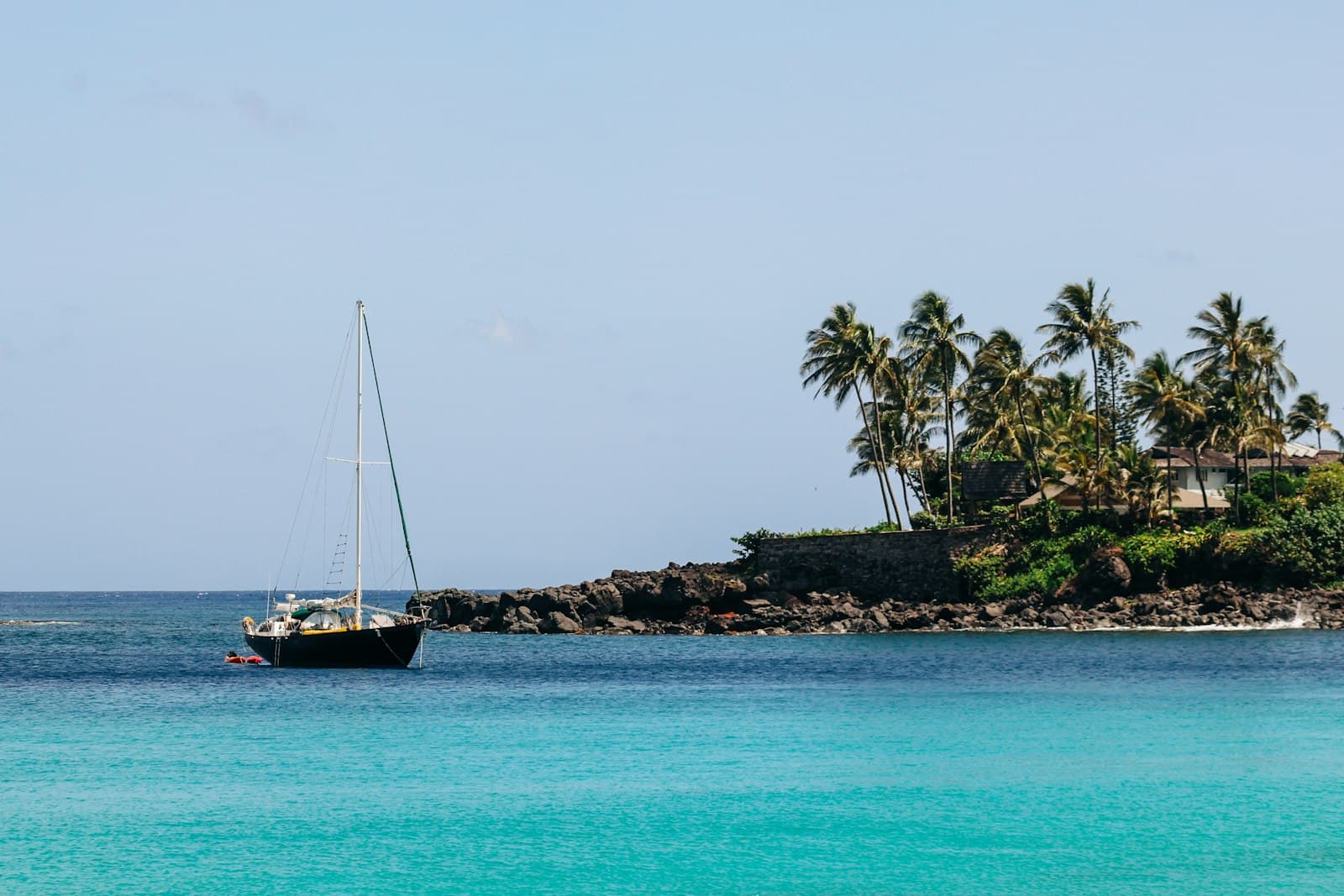 Voilier au large d'une plage des Antilles