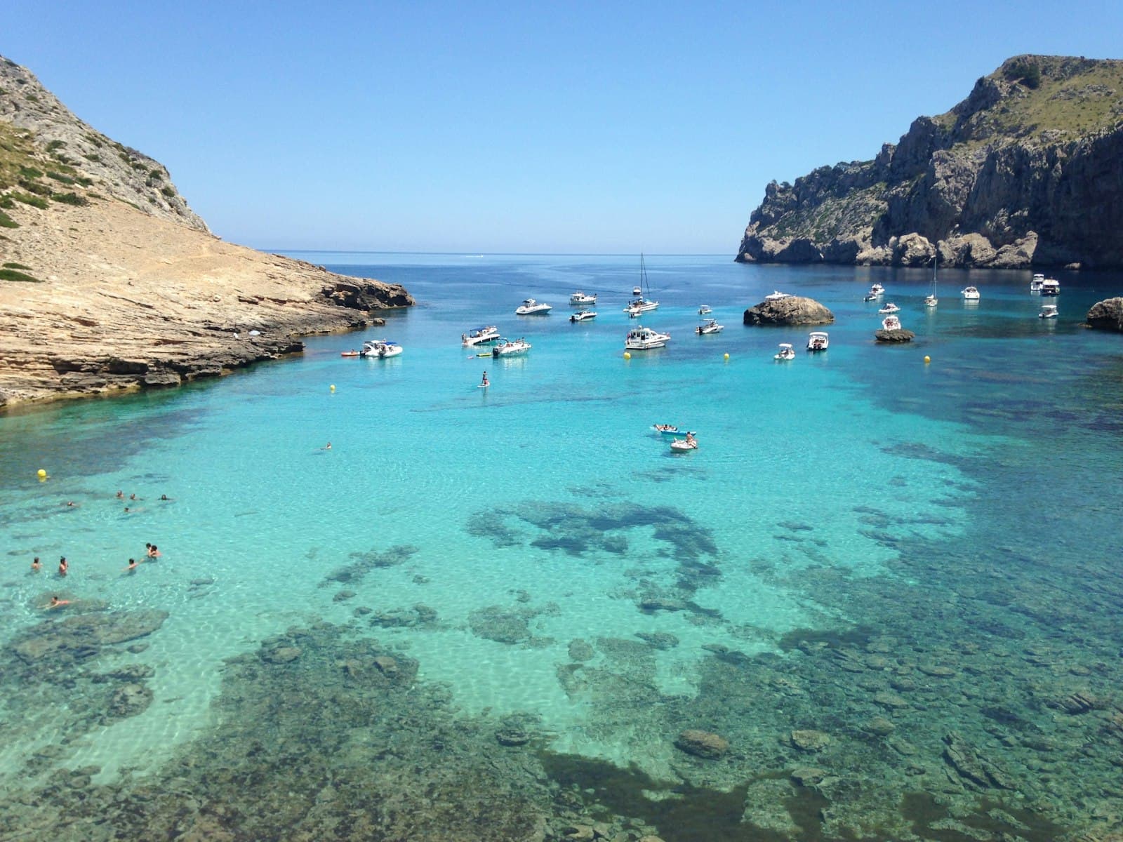 Bateaux au mouillage dans une cala des Baléares