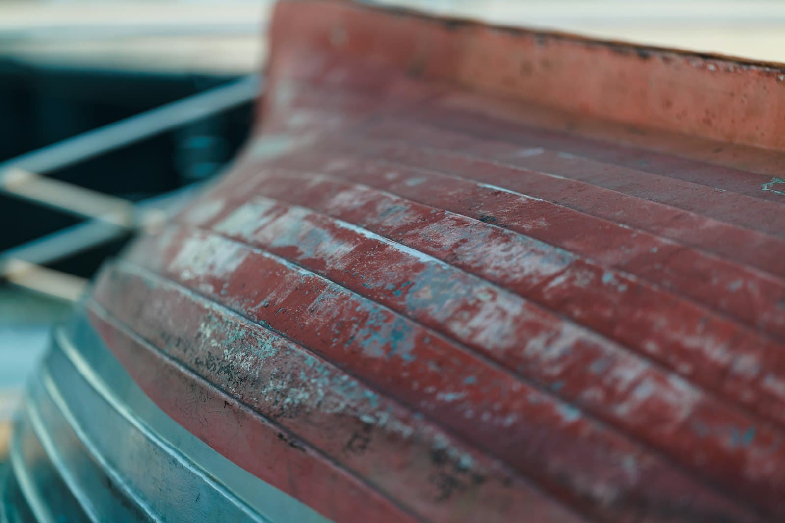 Coque de bateau usée avant carénage et antifouling