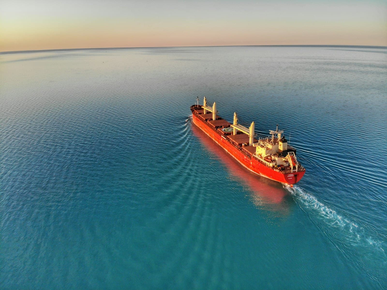 Navire cargo en route au milieu de l'océan