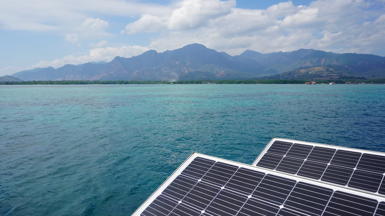 Panneau solaire installé à bord d'un bateau