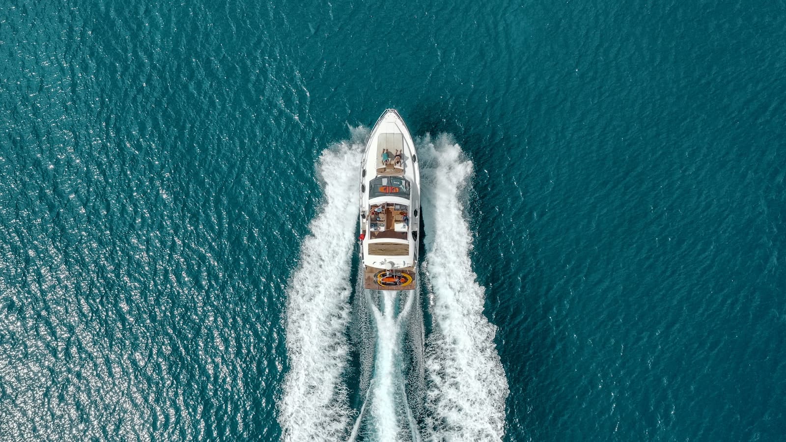 Bateau à moteur en essai à pleine vitesse