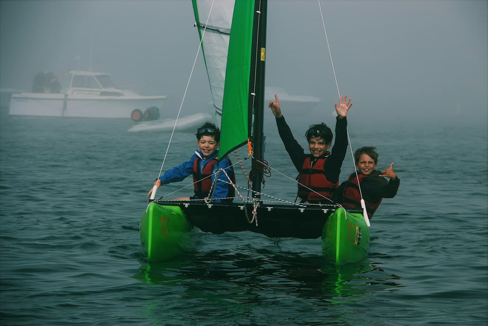 Famille profitant d'une sortie en bateau