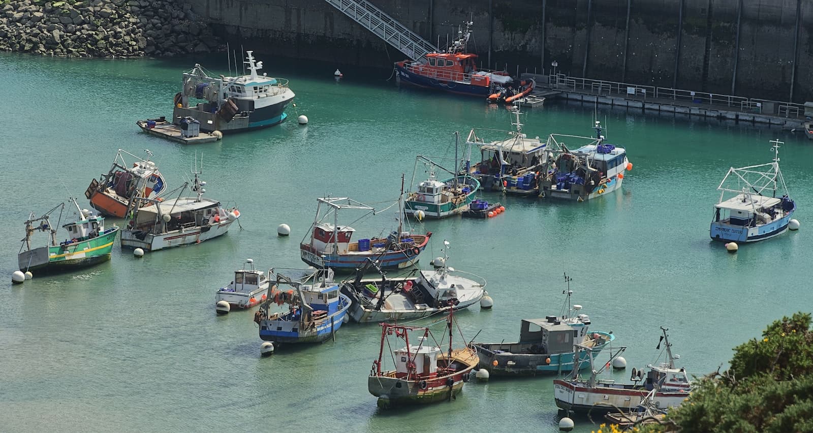 Bateaux dans un port à marée basse