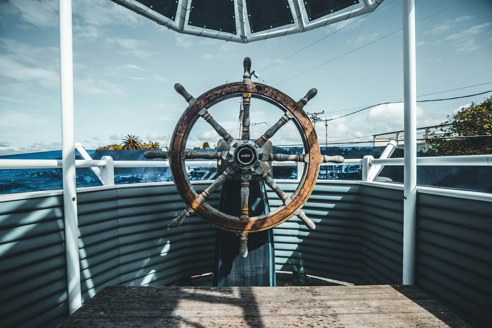 Ship's wheel of a sailboat under way