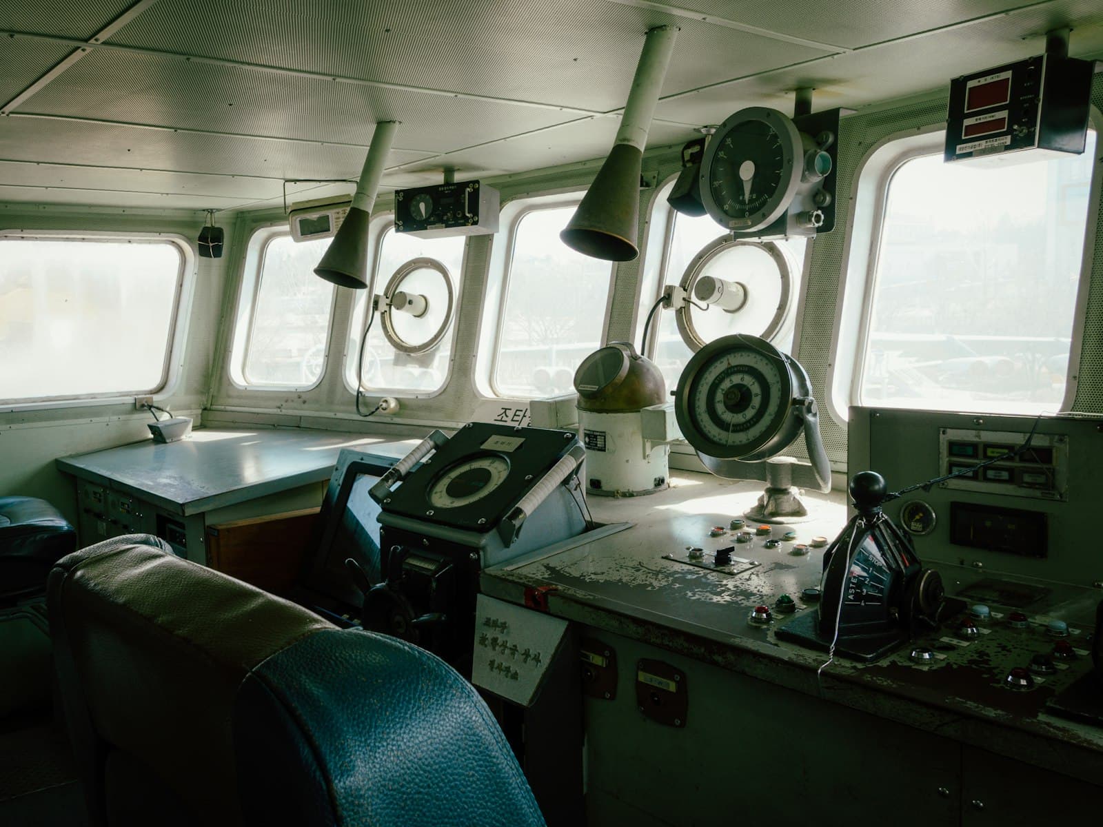 Instruments et radio à la passerelle d'un navire