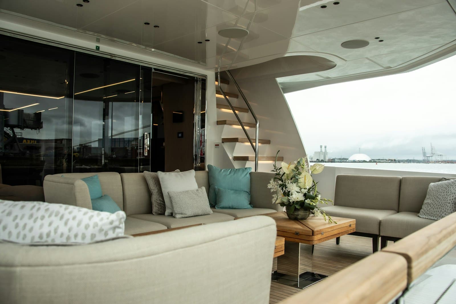 Carré chaleureux d'un yacht avec banquettes
